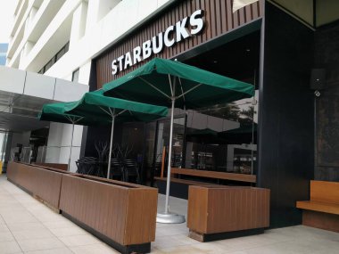 WTC II, Sudirman, Jakarta, Endonezya - 28 Nisan 2020: Starbucks kahve dükkanları corona virüsü salgını sırasında kapalıdır
