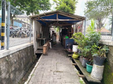 WTC II, Sudirman, Jakarta, Endonezya - 28 Nisan 2020: Yolun ortasında yer alan gıda tezgahları, motosiklet park yeri ve soluyla çevrili