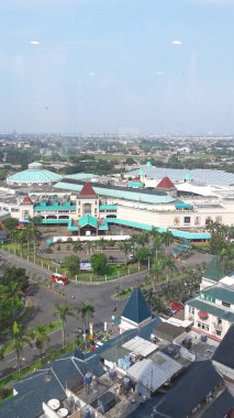 Puri Indah, Jakarta, Endonezya - 12 Aralık 2018: Bir otoyol ve alışveriş merkezi görünümlü binanın tepesinden manzara
