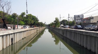 Batı Cakarta, Endonezya - 28 Ekim 2018: Yollar arasında var olan kirli nehir