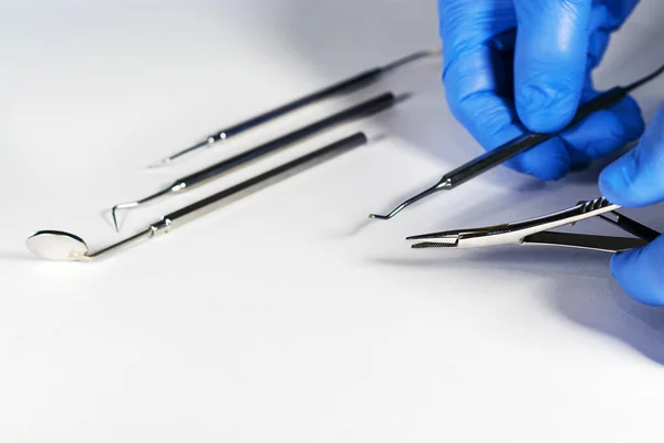 Dişçinin Elindeki Steril Aletler Mavi Tek Kullanımlık Lateks Eldivenler — Stok fotoğraf