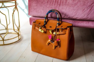 çantalar, çantalar, çeşitli tasarım çantaları, kadınlar için farklı tarzlar.