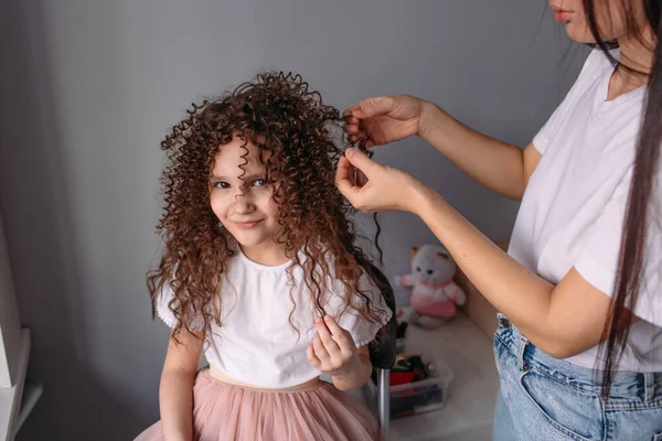 Mãe Fez Sua Filha Penteado Monte Cachos Filha Feliz Brinca — Fotografia de Stock