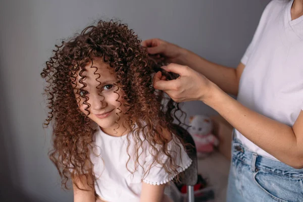 Mãe Fez Sua Filha Penteado Monte Cachos Filha Feliz Brinca — Fotografia de Stock