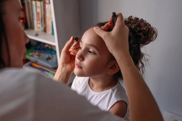 Jovem Mãe Faz Maquiagem Para Sua Filha Manhã Luz Janela — Fotografia de Stock