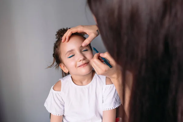 Jovem Mãe Faz Maquiagem Para Sua Filha Manhã Luz Janela — Fotografia de Stock