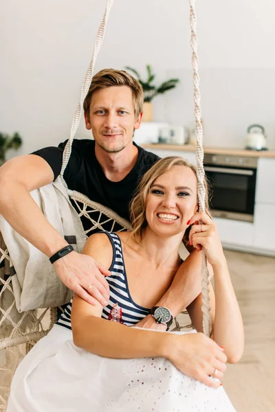 Junges Schönes Paar Ein Mädchen Weißem Rock Und Gestreiftem Shirt — Stockfoto