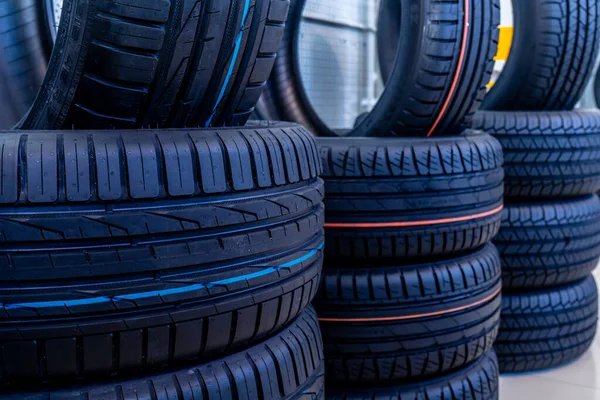 Neumáticos Coche Son Color Negro Con Diferentes Patrones Banda Rodadura —  Fotos de Stock