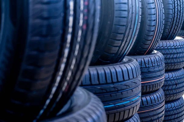 Neumáticos Coche Son Color Negro Con Diferentes Patrones Banda Rodadura —  Fotos de Stock