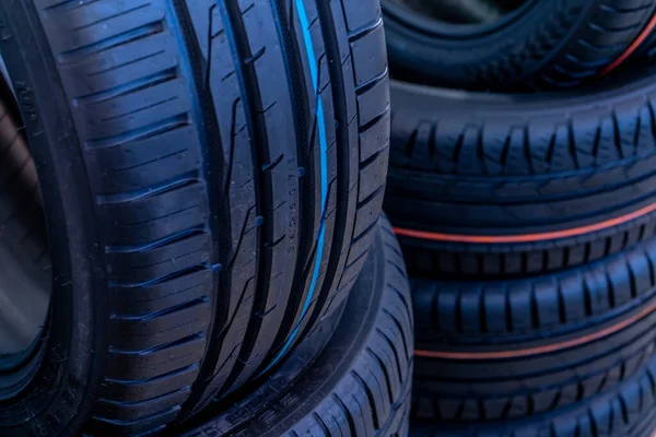Neumáticos Coche Son Color Negro Con Diferentes Patrones Banda Rodadura —  Fotos de Stock