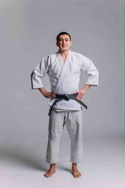 Chico Fuerte Joven Karate Kimono Blanco Estudio Sobre Fondo Blanco — Foto de Stock