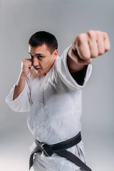 Chico Fuerte Joven Karate Kimono Blanco Estudio Sobre Fondo Blanco — Foto de Stock