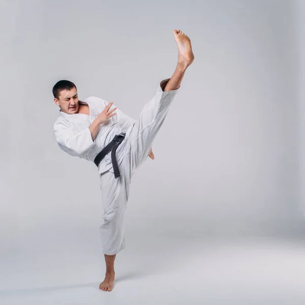 Jovem Forte Cara Karatê Quimono Branco Estúdio Fundo Branco Executa — Fotografia de Stock