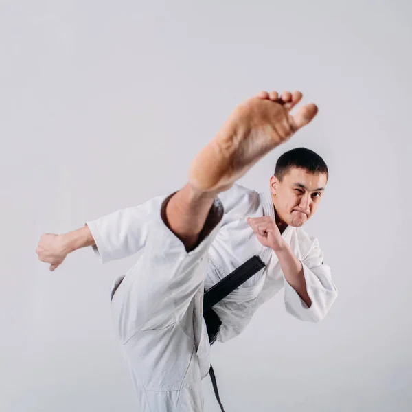 Mladý Silný Chlap Karate Bílém Kimonu Studiu Bílém Pozadí Provádí — Stock fotografie