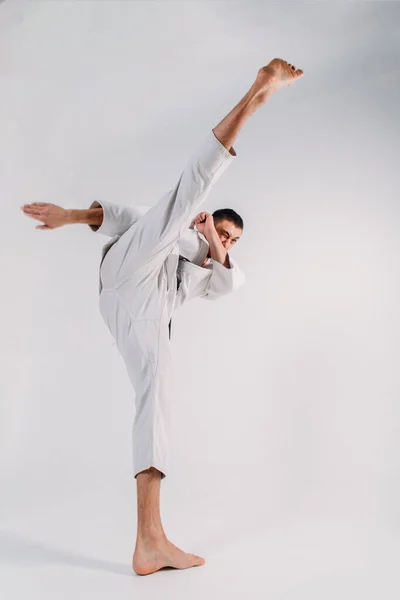 Ung Stark Kille Karate Vit Kimono Studion Vit Bakgrund Utför — Stockfoto