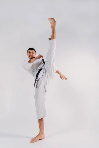 Mladý Silný Chlap Karate Bílém Kimonu Studiu Bílém Pozadí Provádí — Stock fotografie