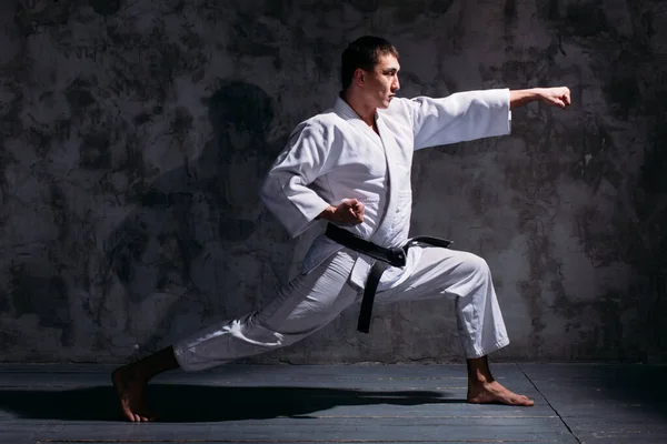 Chico Fuerte Joven Karate Kimono Blanco Estudio Sobre Fondo Negro — Foto de Stock