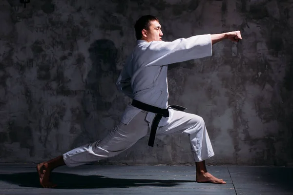 Chico Fuerte Joven Karate Kimono Blanco Estudio Sobre Fondo Negro —  Fotos de Stock