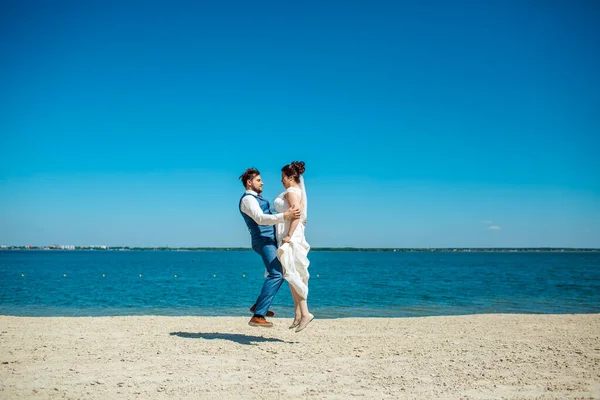 Bruidspaar Oever Van Het Meer Stuiterde Samen Zweefde Lucht Zand — Stockfoto