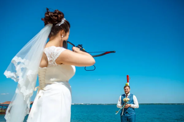 Bruidspaar Het Meer Bruid Staat Met Een Kruisboog Een Appel — Stockfoto