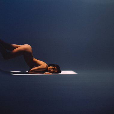 Akşamları, genç ve güzel bir kız boş bir stüdyoda yalnızdır, neredeyse hiç elbisesi yoktur, çıplaktır, batan güneş vücudunun üzerine düşer ve Gölgeler ve hatlar yayar.