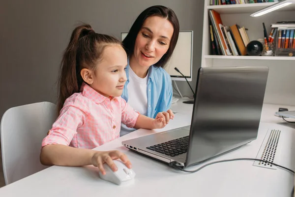 Mama Córka Dziś Domu Pracują Zdalnie Laptopie Mama Pomaga Córce — Zdjęcie stockowe