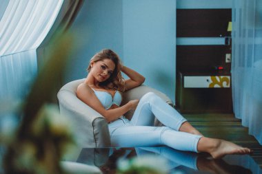 Güzel iç çamaşırlarıyla, parlak bir otel odasında güzel vücutlu güzel bir kız.