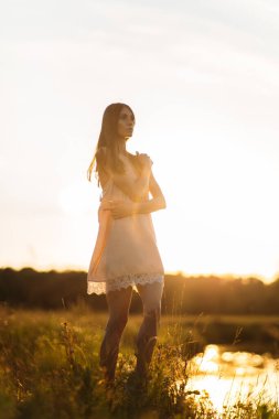 Nehir kıyısında güzel bir kız, gün batımı, güneş, gökyüzü, yeşiller