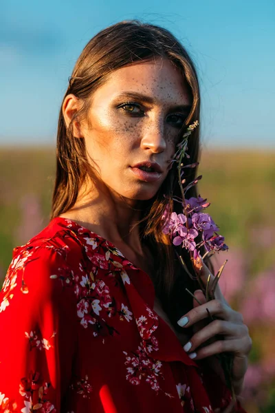 Hermosa Alta Joven Pelo Largo Vestido Rojo Campo Con Flores — Foto de Stock