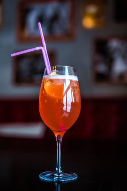 Bardakta parlak içkiler, arka planda ışık ve duman. Farklı renkte kokteyller