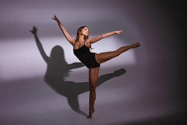 Lány Táncos Rugalmas Műanyag Ugrás Közben Táncol Reflektorfény Kézárnyék — Stock Fotó