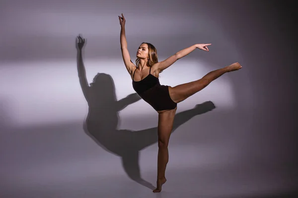 Dançarina Menina Plástico Flexível Dançando Salto Holofote Sombra Mão — Fotografia de Stock