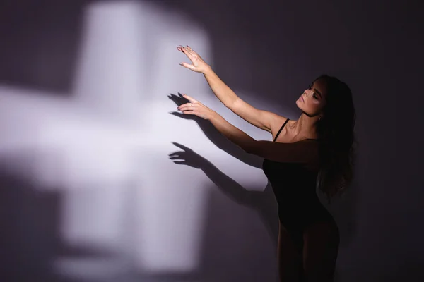 女の子ダンサー 柔軟なプラスチック ジャンプで踊る スポットライト 手の影 — ストック写真