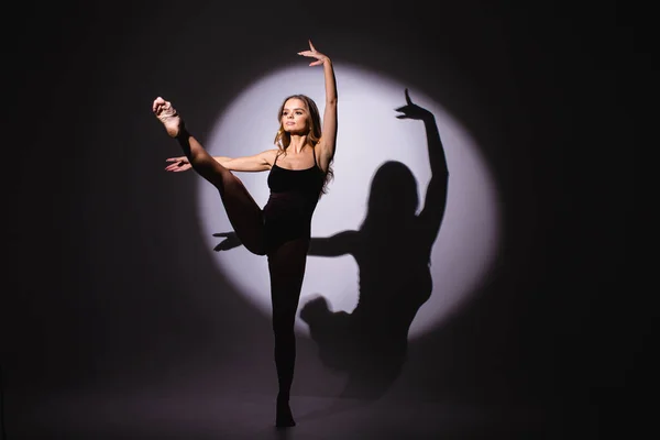 Dançarina Menina Plástico Flexível Dançando Salto Holofote Sombra Mão — Fotografia de Stock
