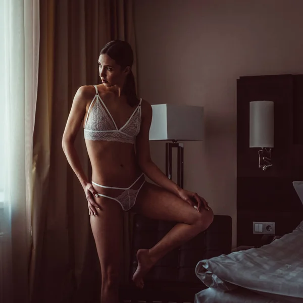 Jovem Modelo Menina Alta Bonita Semi Nua Lingerie Bonita Quarto — Fotografia de Stock