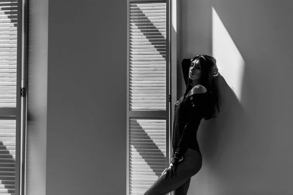 Genç Güzel Kız Model Uzun Boylu Siyah Vücutlu Büyük Parlak — Stok fotoğraf