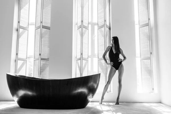 Молода Красива Дівчина Модель Висока Чорному Тілі Великій Світлій Кімнаті — стокове фото