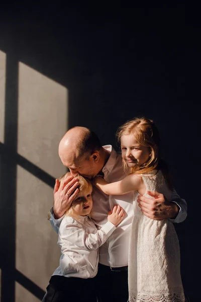 Vader Zijn Kinderen Een Zonnige Kamer Met Donkere Muren Kinderen — Stockfoto