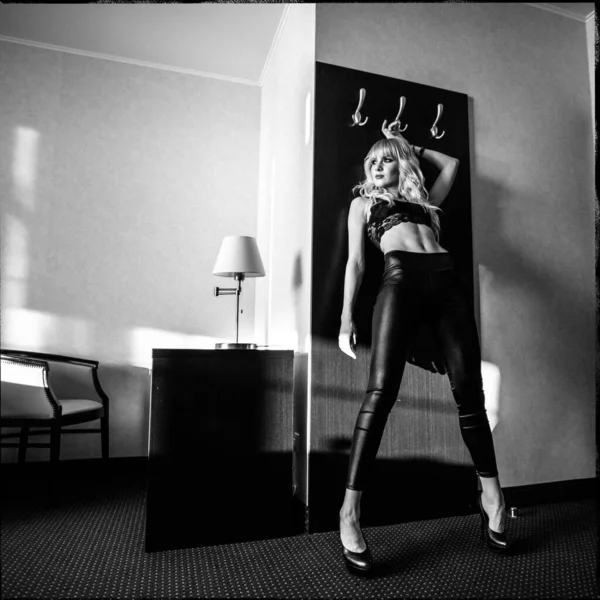 Fiatal Gyönyörű Szőke Lány Egyedül Fekete Fehérneműben Egy Hotelszobában — Stock Fotó