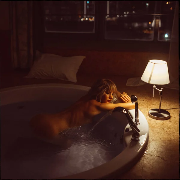 Young Beautiful Blonde Girl Evening Window Takes Jacuzzi City View — Stock Photo, Image