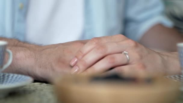 エレガントなカフェでの夜のディナーでテーブルの上で手のガールフレンドに触れる女性 ロマンチックな人々の関係 — ストック動画