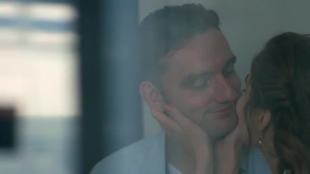 Bir Erkekle Bir Kızın Mutfağında Romantik Bir Öpücük Camın Arkasında — Stok video