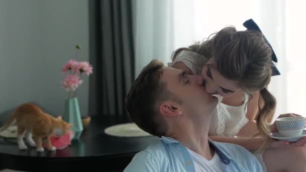 Ένα Ζευγάρι Κάθεται Στο Σπίτι Στον Καναπέ Και Φιλιούνται Αγκαλιάζονται — Αρχείο Βίντεο