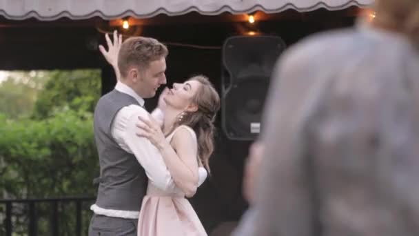 Ženich Položí Nevěstu Dlaň Pozadí Dřevěného Altánu Žárovek Romantickém Tanci — Stock video