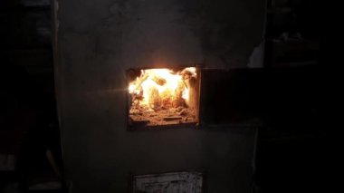 Akşamları, kulübenin fırında sarı bir odun şöminesi ve geceleri kapısı açık olur. Yavaş çekim