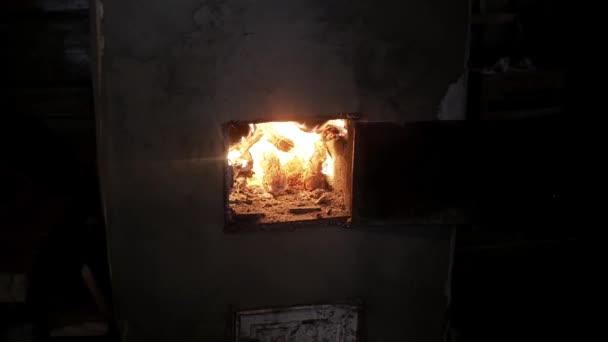 Akşamları Kulübenin Fırında Sarı Bir Odun Şöminesi Geceleri Kapısı Açık — Stok video