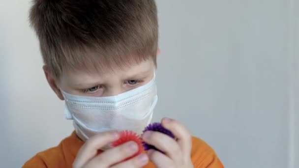 Närbild Vit Bakgrund Pojke Med Blå Ögon Mask Vänder Sig — Stockvideo