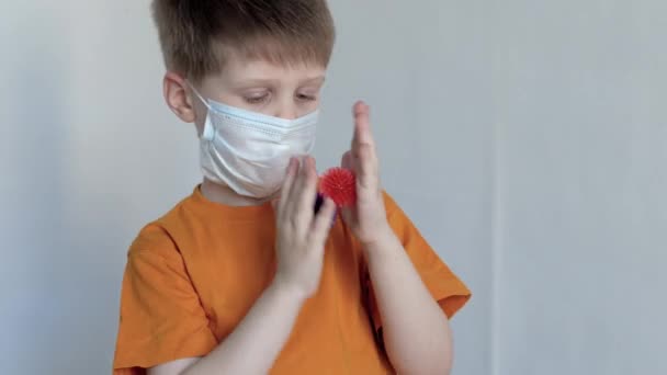 Beyaz Arka Planda Kahverengi Saçlı Mavi Gözlü Bir Çocuk Maske — Stok video
