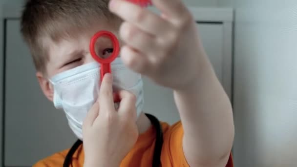 Ein Junge Auf Weißem Grund Orangefarbenem Shirt Medizinischer Maske Großaufnahme — Stockvideo