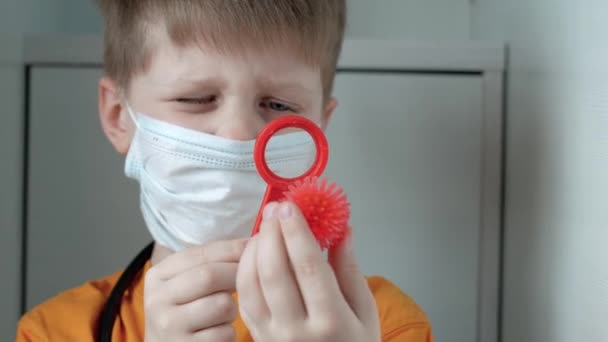 Pojke Vit Bakgrund Orange Shirt Medicinsk Mask Närbild Huset Trappan — Stockvideo